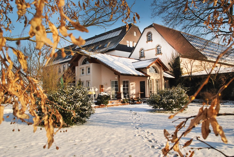Landidyll Hotel Klostermuehle_Winter Die Hoteliers-Familien der Landidyll Gemeinschaft setzen sich seit knapp 40 Jahren für nachhaltiges und ressourcenschonendes Handeln und Wirtschaften ein und haben dabei doch stets das Wohlergehen ihrer Gäste im Fokus. Rund 20 familiengeführte Privathotels auf dem Land im 3- und 4-Sterne-Bereich stehen für eine eigene Philosophie und ein Qualitätsversprechen, das ihren Gästen unbeschwerte Wohlfühlmomente samt hervorragender regionaler Küche garantiert. Wir laden Sie auf ein stimmungsvolles Advent-Wochenende vom 5. - 7. Dezember 2025 in den nördlichen Pfälzerwald ein, wo in Münchweiler an der Alsenz das Landidyll Hotel Restaurant Klostermühle von Violaine und Erik Jennewein liegt. Rund um Münchweiler besuchen wir in Neustadt an der Weinstraße und Kirchheimbolanden zauberhafte Weihnachtsmärkte abseits des Trubels. Eine Winterwanderung am Donnersberg - übrigens die höchste Erhebung der Pfalz - ist ideal zum Auslüften und Kraft tanken in der Vorweihnachtszeit. Zurück von unseren Ausflügen verwöhnt uns das Team der Klostermühle mit ausgezeichneter regionaler Küche.