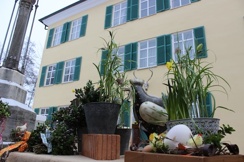 Osterdeko vor Schloss_Kerle Osterdeko-vor-Schloss_Kerle