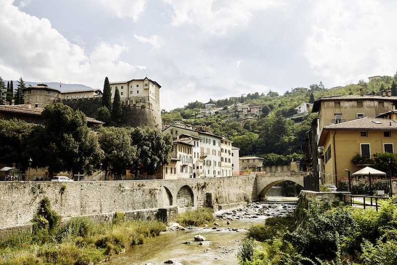 2026 stehen bei Städtetrips nicht mehr die großen Metropolen im Fokus, sondern kleine, authentische Orte mit Charakter. Genau hier punkten Trento und Rovereto im italienischen Trentino. </p>
<p>In der 2000 Jahre alten Studentenstadt Trento treffen Renaissance-Fresken auf das futuristische Wissenschaftsmuseum MUSE, in Rovereto verschmelzen historische Palazzi mit wilden Wasserfällen und moderner Kunst im MART, das nicht nur ein architektonisches Meisterstück ist, sondern auch eine der bedeutendsten Sammlungen zeitgenössischer Kunst Italiens beherbergt. Nur eine Viertelstunde Zugfahrt trennt die beiden Städte.</p>
<p>Wir laden Sie ein, auf unserer Gruppen-Pressereise vom 01. bis 04. Oktober 2026 zu erleben, warum Trento zu Recht zu den lebenswertesten Städten Italiens erklärt wurde und nehmen Sie mit, bei einem Urban Trekking zu erleben, wie leicht sich jahrhundertealte Palazzi, Kirchen und Brunnen mit dem modernen, von Renzo Piano entworfenen Viertel Le Albere verbinden lassen. In Rovereto lässt sich futuristische Kunst nicht nur im MART erleben, denn hier lebte auch Fortunato Depero, einer der bedeutenden italienischen Künstler des 20. Jahrhunderts und gründete die Casa d’Arte Futurista Depero. Rovereto liegt außerdem im Herzen des Vallagarina, einer Gegend des Trentino, berühmt für den Wein Marzemino. Eine Wein-Degustation und ein Gourmet-Abend runden das Programm kulinarisch ab.<br />
