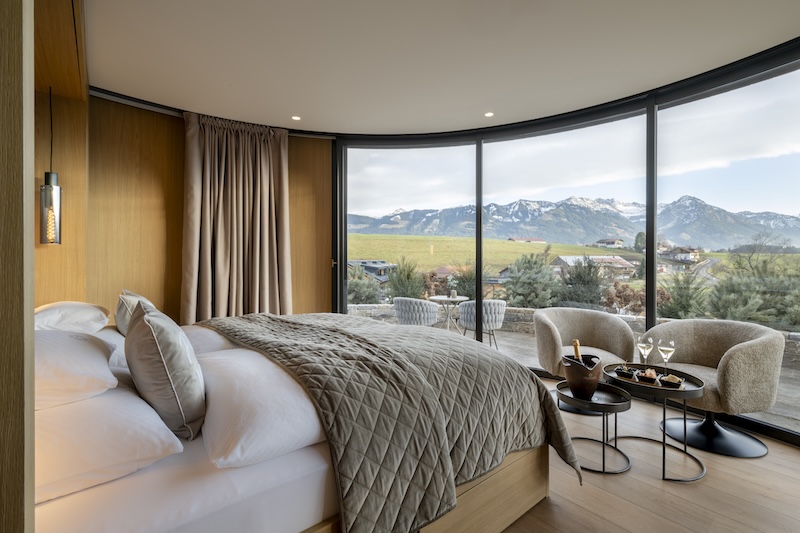 naturlodge-deluxe © Sonnenalp Resort (2)-2 Private Living neu gedacht:<br />
Das besondere Urlaubsgefühl in den NaturLodges auf der Sonnenalp</p>
<p>Ofterschwang, Februar 2026: Auf der Sonnenalp hat Ende des Jahres 2025 eine neue Ära des Private Living begonnen. Die fünf exklusiven NaturLodges begeistern mit dem Blick in die Weite der Allgäuer Alpen und verströmen vom ersten Moment des Ankommens eine wohltuende Ruhe. Perfekt für alle, die im Urlaub ganz bei sich ankommen wollen, auf den Komfort eines 5-Sterne-Resorts aber nicht verzichten möchten. </p>
<p>Am sonnigen Südhang der Sonnenalp stehen die fünf neuen NaturLodges nicht einfach nur in der Landschaft – sie sind Teil von ihr. Aus Holz gebaut, architektonisch eigenständig und mit großzügiger Verglasung öffnen sie den Blick in die Bergwelt des Allgäus. Sie lassen Innen und Außen in einen Dialog treten, Grenzen verschwinden und Ruhe entstehen. </p>
<p>Die neue Art zu urlauben – Wohnen mit Weitblick<br />
Auf der Sonnenalp bedeutet Urlaub nicht nur reinen Aufenthalt. Er ist vielmehr ein Lebensgefühl auf Zeit. In den NaturLodges leben die Gäste für ein paar Tage reduzierter, freier und im eigenen Rhythmus.<br />
„Unsere NaturLodges sind Rückzugsorte ohne Ablenkung“, sagt Sonnenalp-Direktorin Anna-Maria Fäßler. „Sie geben Raum für Gedanken, für Gespräche, für Stille. Genau das ist heute für viele der wahre Luxus. </p>
<p>Die Architektur der NaturLodges ist bewusst zurückgenommen. Klare Linien, warme Naturmaterialien und offene Räume bestimmen das Wohngefühl. Vom Aufwachen am Morgen bis zur Schlafenszeit schweift der Blick über die umliegenden Wiesen und Berge, hinauf zu den Sternen, die in den klaren Allgäuer Nächten hier besonders funkeln. Vorhänge braucht es nicht, die Natur übernimmt. Gleichzeitig genießen die Gäste die Freiheit des Private Living kombiniert mit der luxuriösen Vielfalt der Sonnenalp – Kulinarik, Spa und Beauty, Sport, Ausflüge. Alles steht den Gästen der NaturLodges offen. Nichts muss, vieles kann. Der Tagesablauf bleibt frei.<br />
Entschleunigte Zeit zu zweit oder Raum für Familien<br />
Die beiden NaturLodges „Deluxe“ sind ein Refugium für Paare, die Ruhe suchen, Nähe schätzen und Freiheit spüren wollen. Der lichtdurchflutete Wohnraum mit 180-Grad-Verglasung öffnet sich zur Landschaft. Private Sauna und Relax-Pool bieten Rückzugsmöglichkeiten und Entspannung.<br />