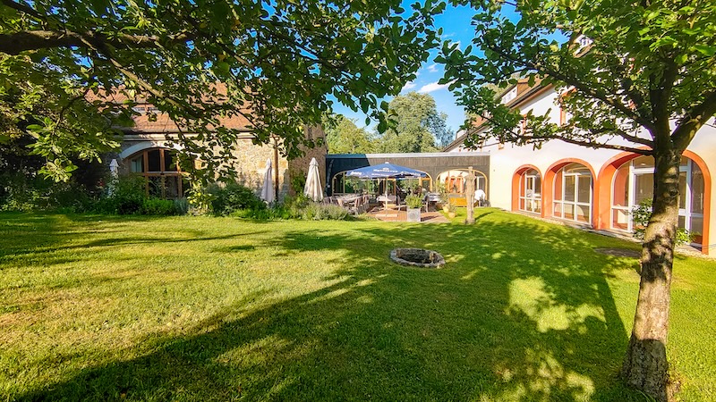Garten 3(c)Landidyll Hotel Erbgericht Tautewalde_Hagen Pietsch Die Hoteliers-Familien der Landidyll Gemeinschaft setzen sich seit knapp 40 Jahren für nachhaltiges und ressourcenschonendes Handeln und Wirtschaften ein und haben dabei doch stets das Wohlergehen ihrer Gäste im Fokus. Rund 20 familiengeführte Privathotels auf dem Land im 3- und 4-Sterne-Bereich stehen für eine eigene Philosophie und ein Qualitätsversprechen, das ihren Gästen unbeschwerte Wohlfühlmomente samt hervorragender regionaler Küche garantiert. Wir laden Sie auf ein stimmungsvolles Advent-Wochenende vom 5. - 7. Dezember 2025 in den nördlichen Pfälzerwald ein, wo in Münchweiler an der Alsenz das Landidyll Hotel Restaurant Klostermühle von Violaine und Erik Jennewein liegt. Rund um Münchweiler besuchen wir in Neustadt an der Weinstraße und Kirchheimbolanden zauberhafte Weihnachtsmärkte abseits des Trubels. Eine Winterwanderung am Donnersberg - übrigens die höchste Erhebung der Pfalz - ist ideal zum Auslüften und Kraft tanken in der Vorweihnachtszeit. Zurück von unseren Ausflügen verwöhnt uns das Team der Klostermühle mit ausgezeichneter regionaler Küche.